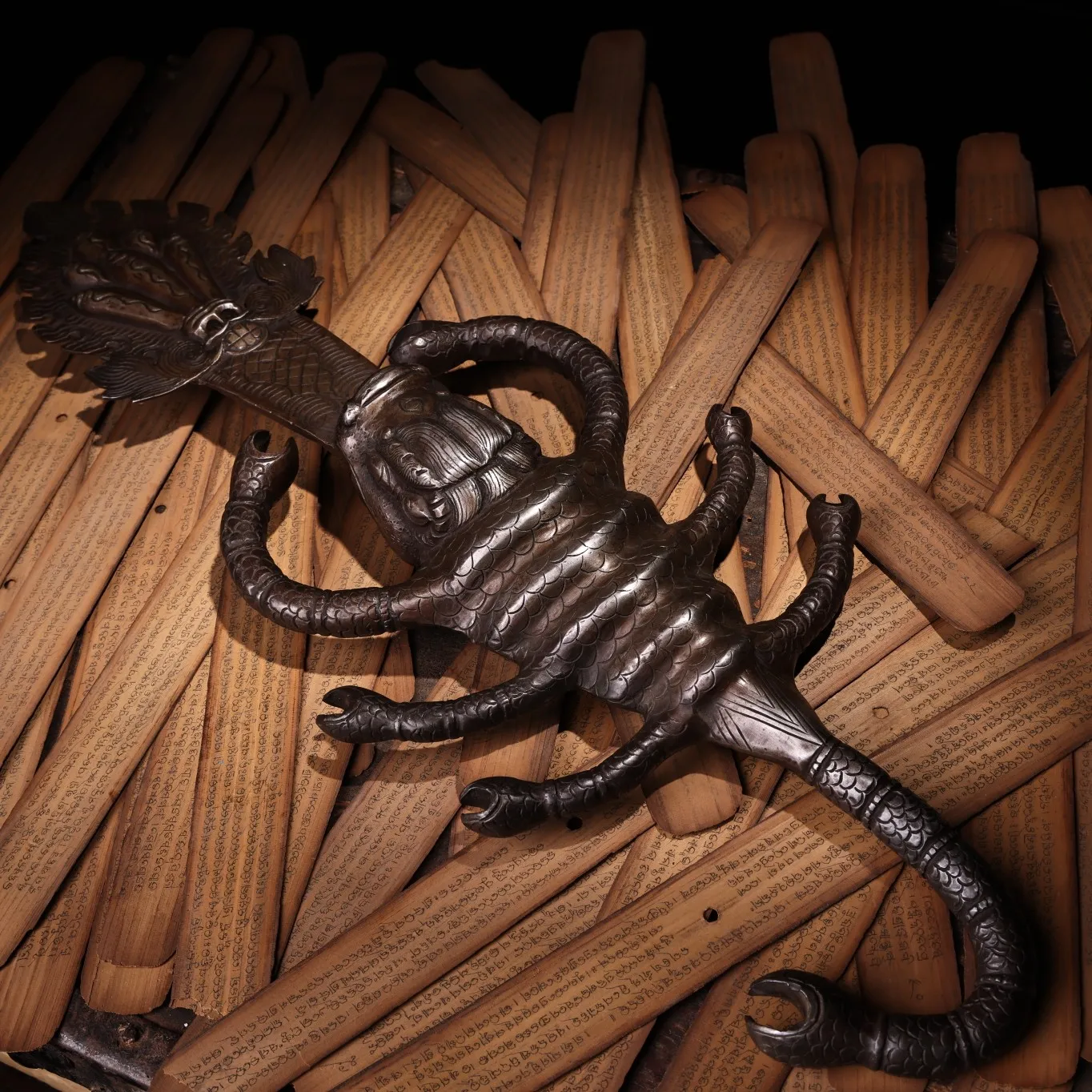 Коллекция тибетских храмов, 10 дюймов, старые трусики, рельефные золотые цветы, дорье Ваджра, фурпа, амулет Dharma, городской дом, экзорцизм, поклонение залу