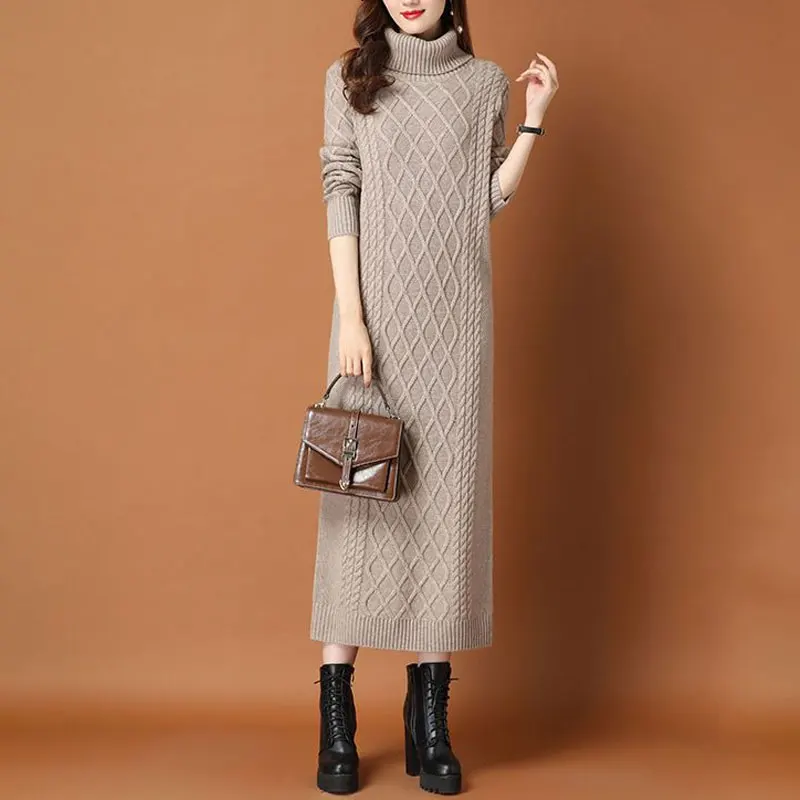 Женское трикотажное платье-водолазка