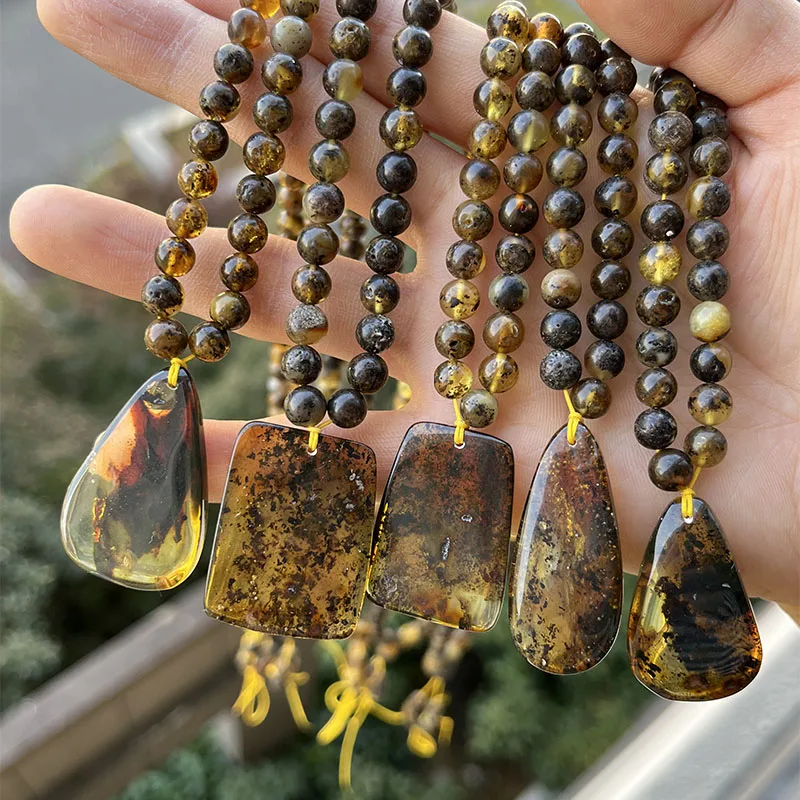 Ожерелье с подвеской из янтарного камня