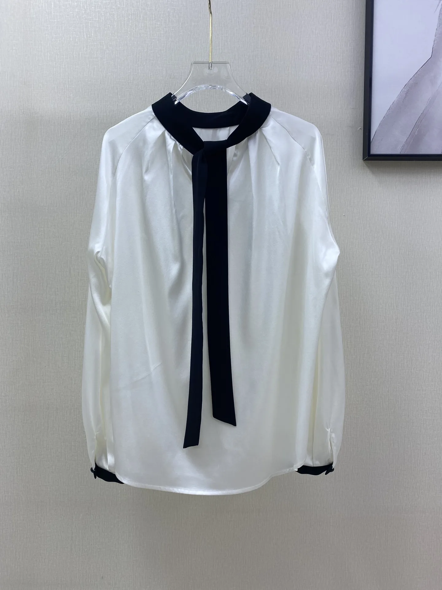 

The new lace up silk shirt has a high texture and a very elegant upper body