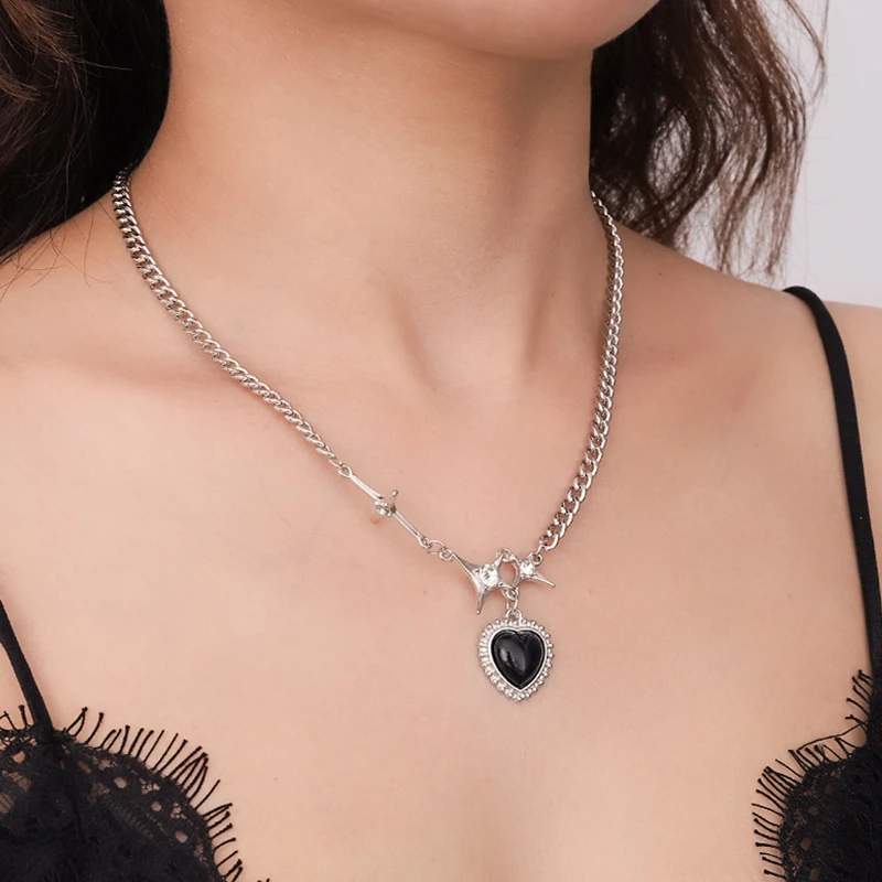 

Love Heart Necklace for Women Collarbone Chain Charming Rhinestone the Star Pendant Necklace Metal Short Chain Necklace Chokers