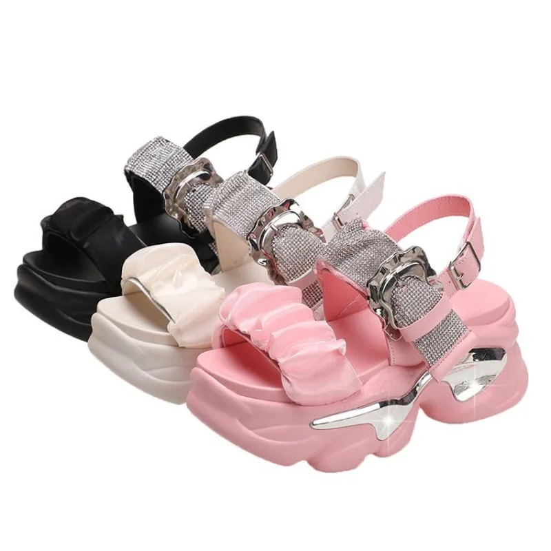 

Сандалии женские на массивной платформе, с двойной металлической пряжкой и кристаллами, летние модные плиссированные босоножки на толстой подошве, 2023