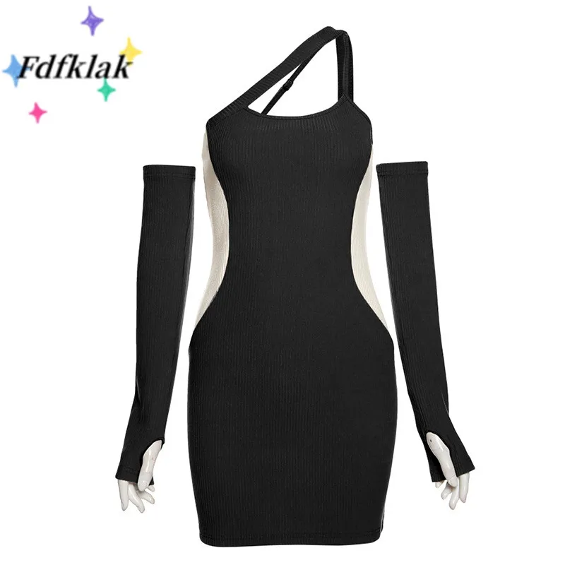 

Женское весеннее платье на бретельках с высокой талией и открытой спиной