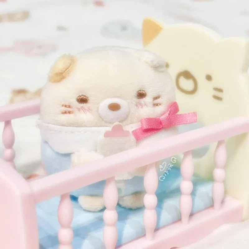 Фото Плюшевая игрушка Sumikko Gurashi из серии «Пустышки»: котёнок Неко с милым кружевным нагрудником и бантом. Мягкая игрушка-украшение SumikkoGurashi. №3
