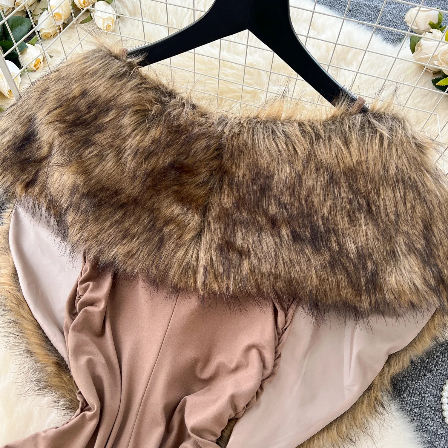 Женское платье без рукавов на бретелях