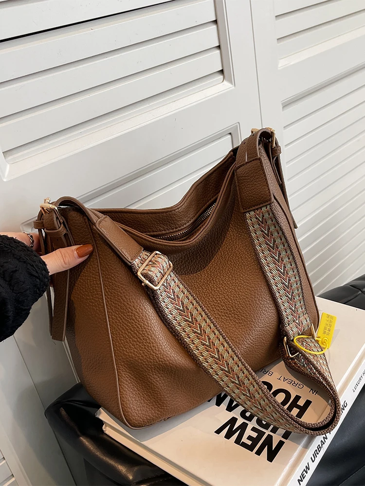 

Женская сумка-тоут, простая Вместительная женская сумка 2023, новая текстурная мягкая сумка через плечо из искусственной кожи, трендовые сумк...