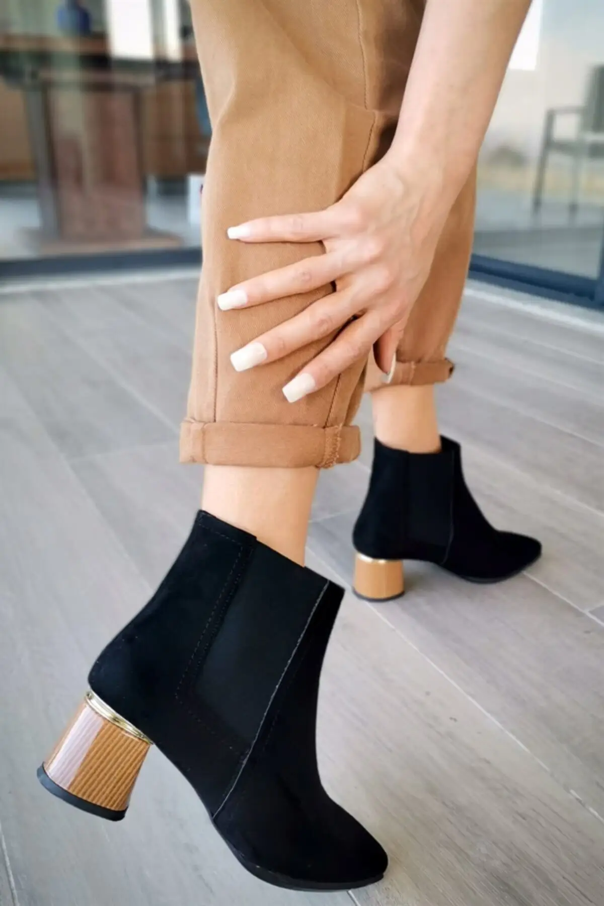 

Бамбер замша шина подробный каблук деревянный шпон черные сапоги