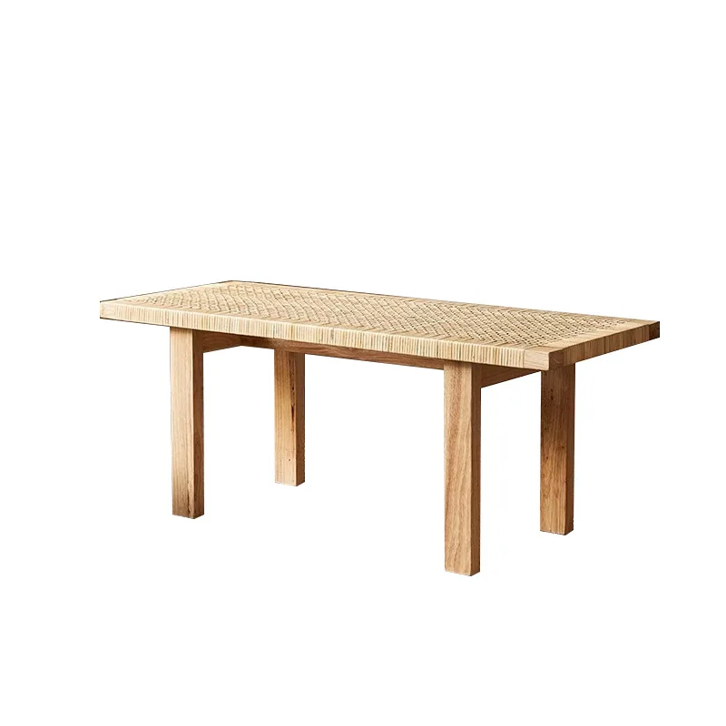 Несколько домашних домов рядом с чайным столиком из ротанга: пеленальная обувь