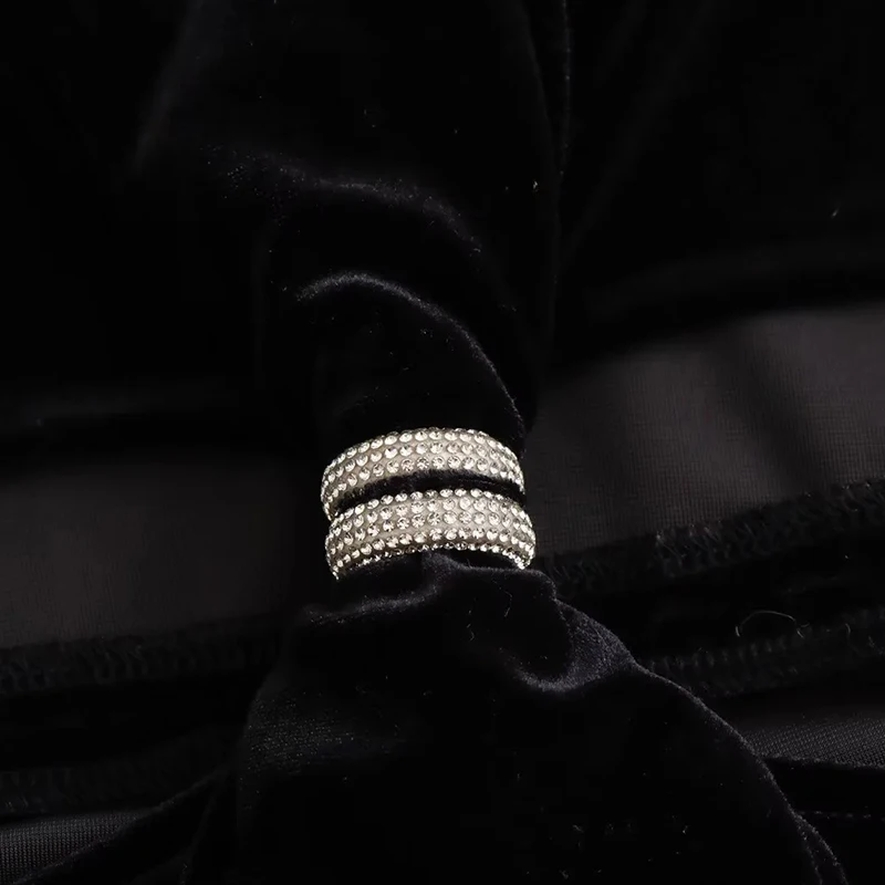 Женское облегающее платье с V-образным вырезом