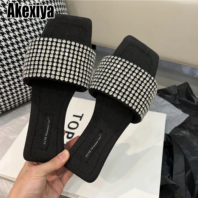 

Роскошные Дизайнерские блестящие шлепанцы с кристаллами, женские уличные шлепанцы на плоской подошве, блестящие шлепанцы с открытым носко...