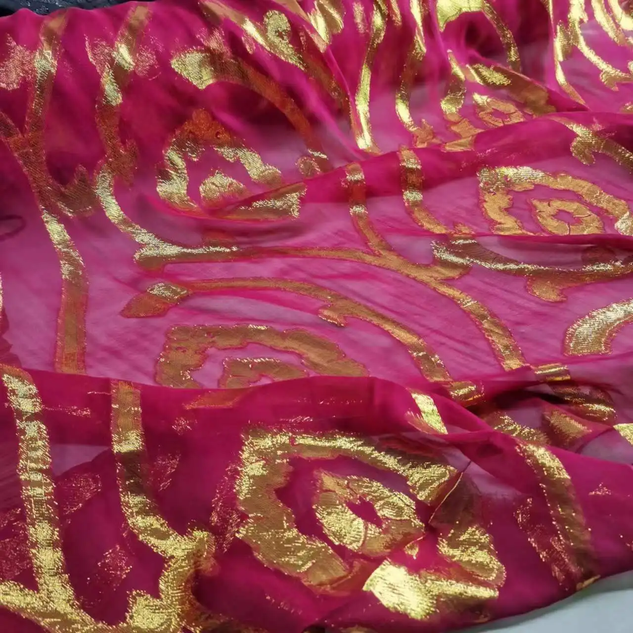 В продаже шелк шелкопряда с золотистым люрексом