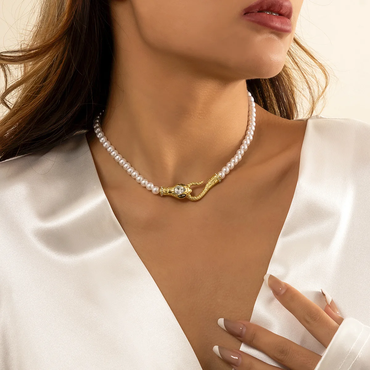 

New Fashion Imitation pearl beads Choker Necklace Vintage Diamond Snake Head Necklace clavicle chain For Women Jewelry Girl Gift