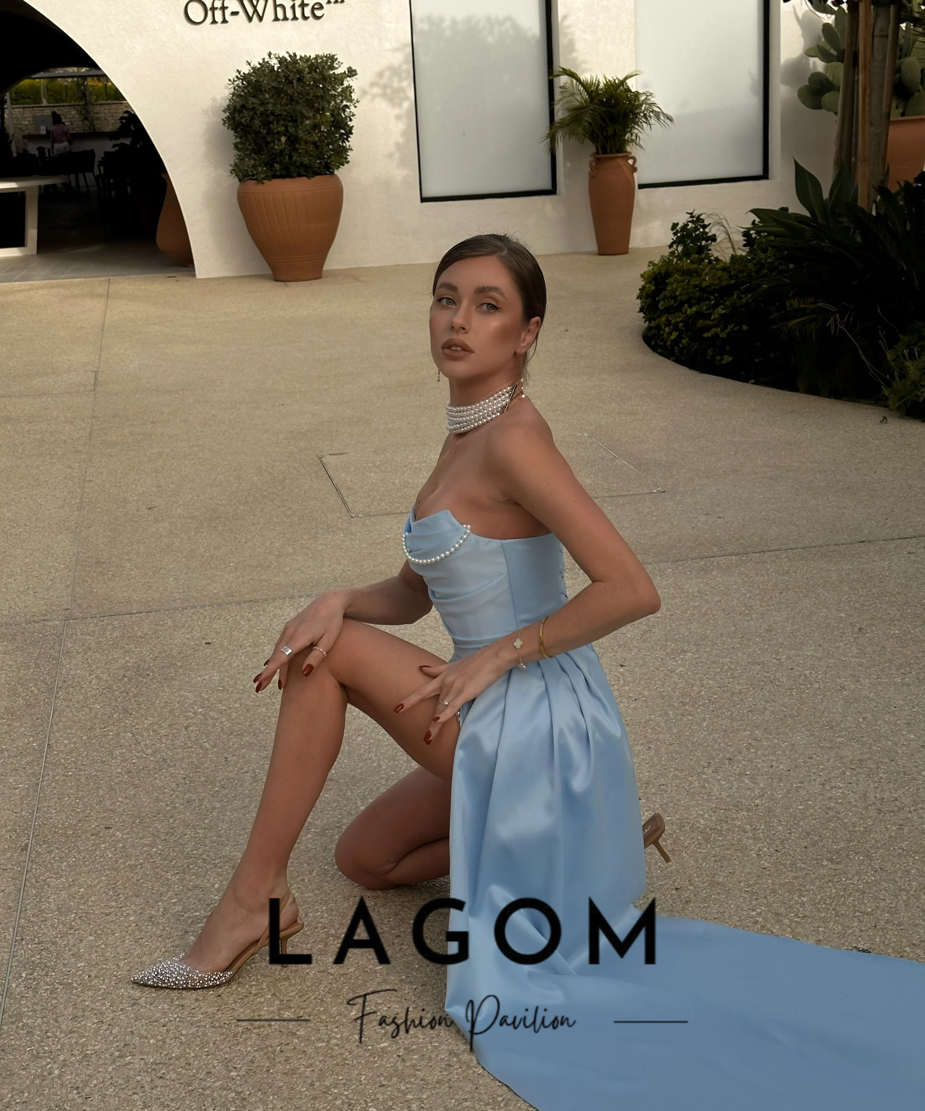 Фото Новое платье Lagom без бретелек, мини, из матового сатина, с драпировкой, короткое, с длинным боковым шлейфом, украшенное жемчужной цепочкой, вечернее платье, Шарон Саид, на заказ. №5