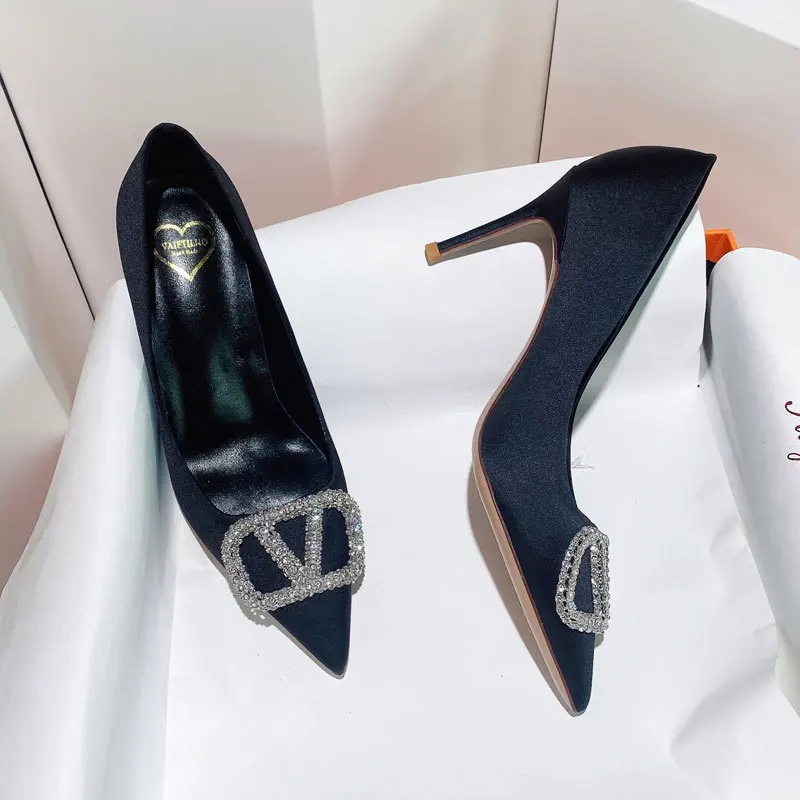 2023 Spring/Summer Luxury Women's High Heels High Quality V-shaped Buckle Slim Heels Fashionable Pumps Sexy Wedding Shoes