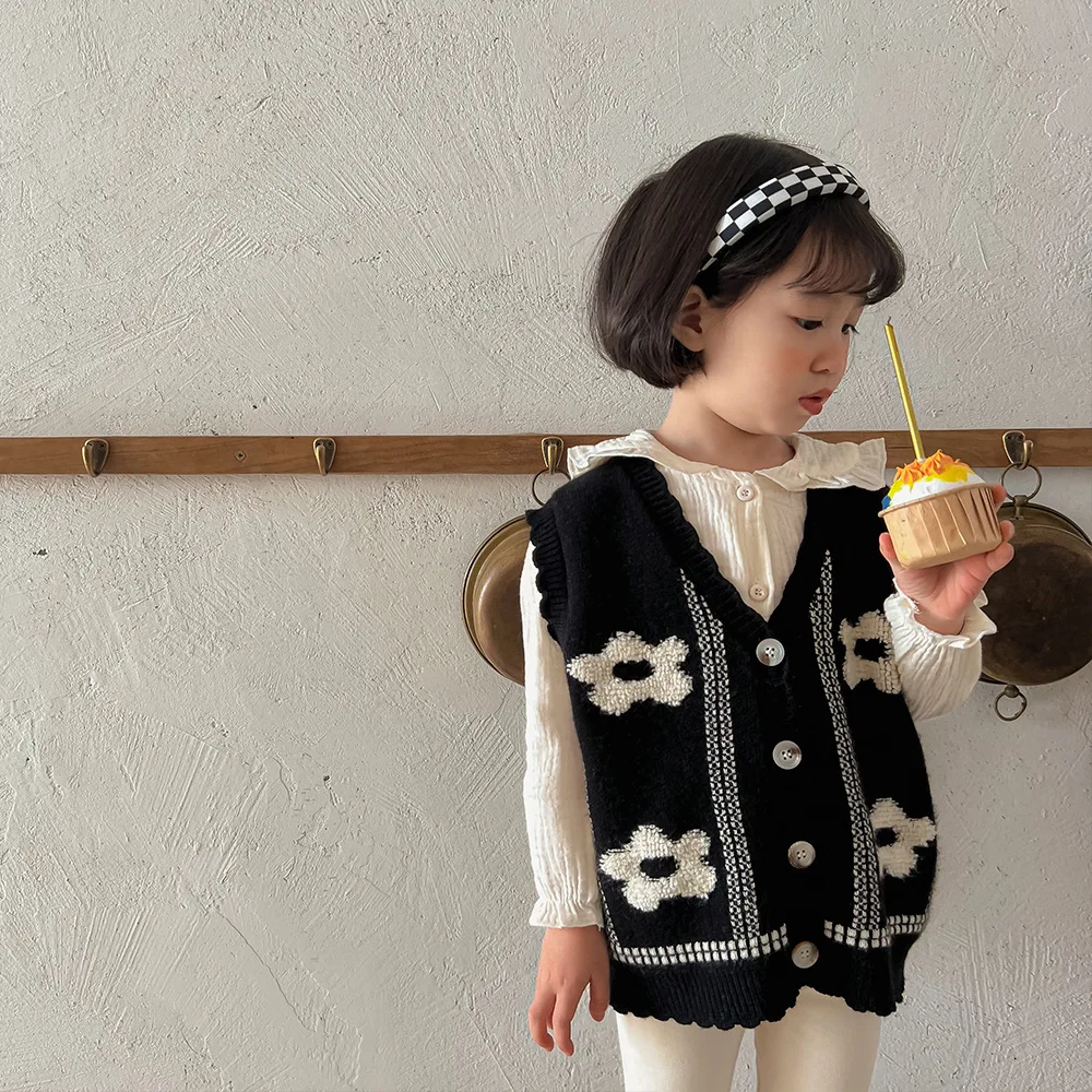 Вязаный жилет для маленьких девочек Пальто Детский с цветочной вышивкой и