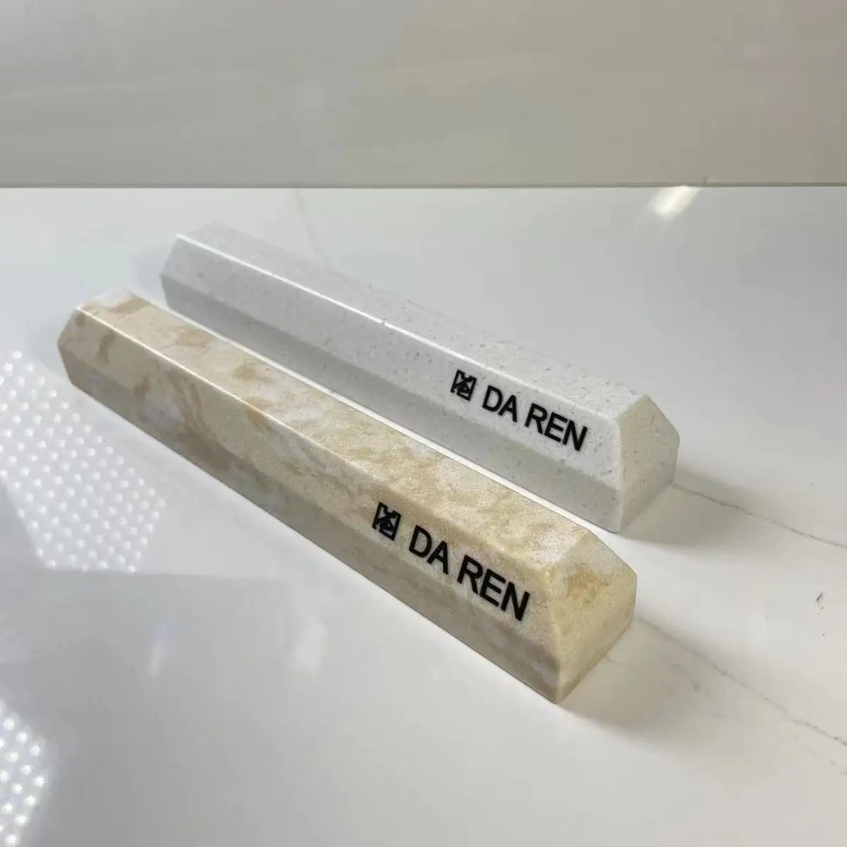 Мраморная стена с отверстиями для отпечатков пальцев