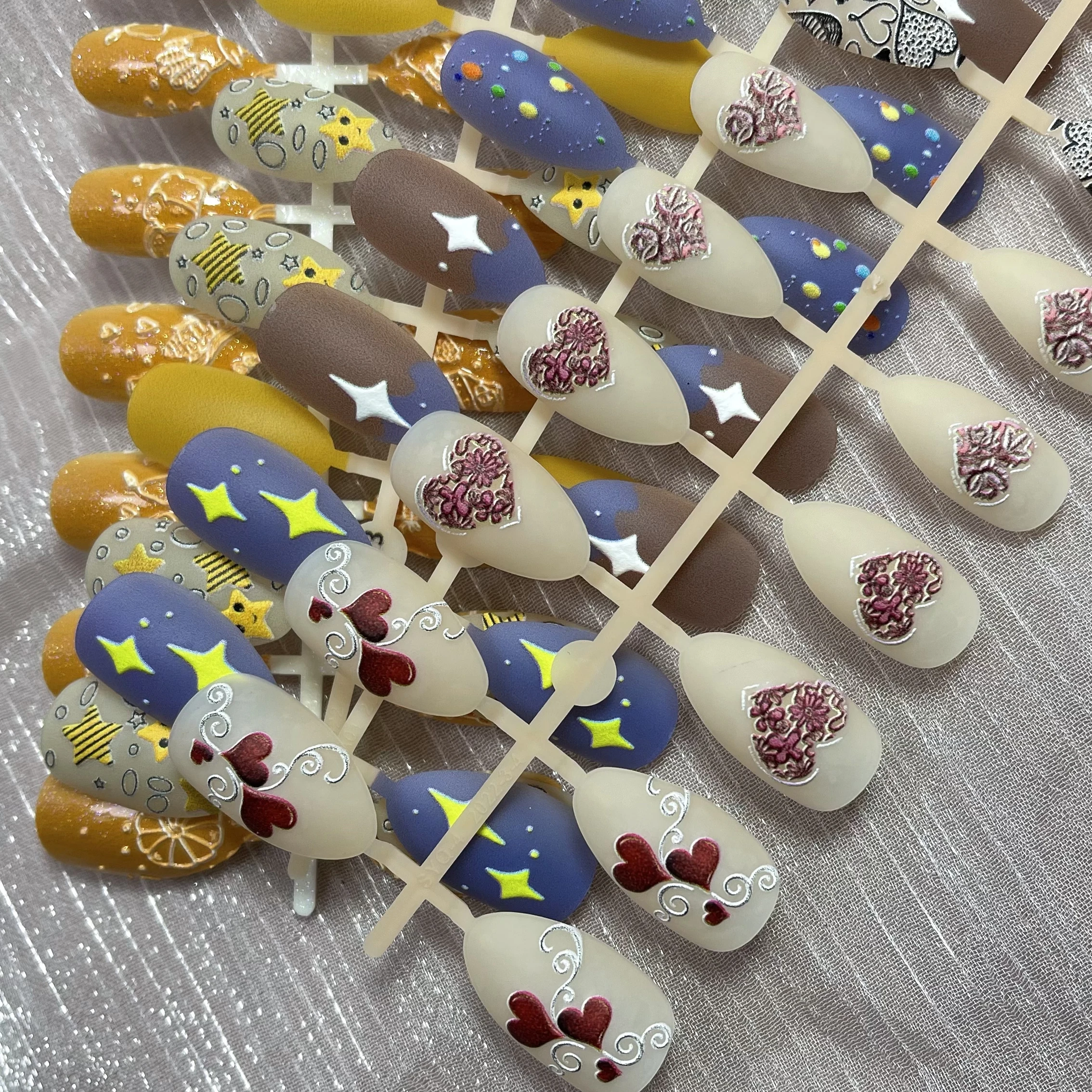 

3D Embossed Matte Oil Surface Short Glossy Fake Nails Kawaii Heart Butterfly Nail Art Supplies Decorations Accesories Nail Art