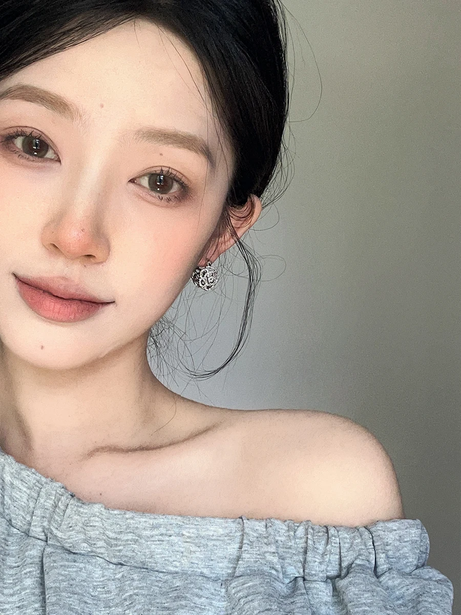 Изысканные серьги с микроинкрустацией цирконом и камелией французские легкие