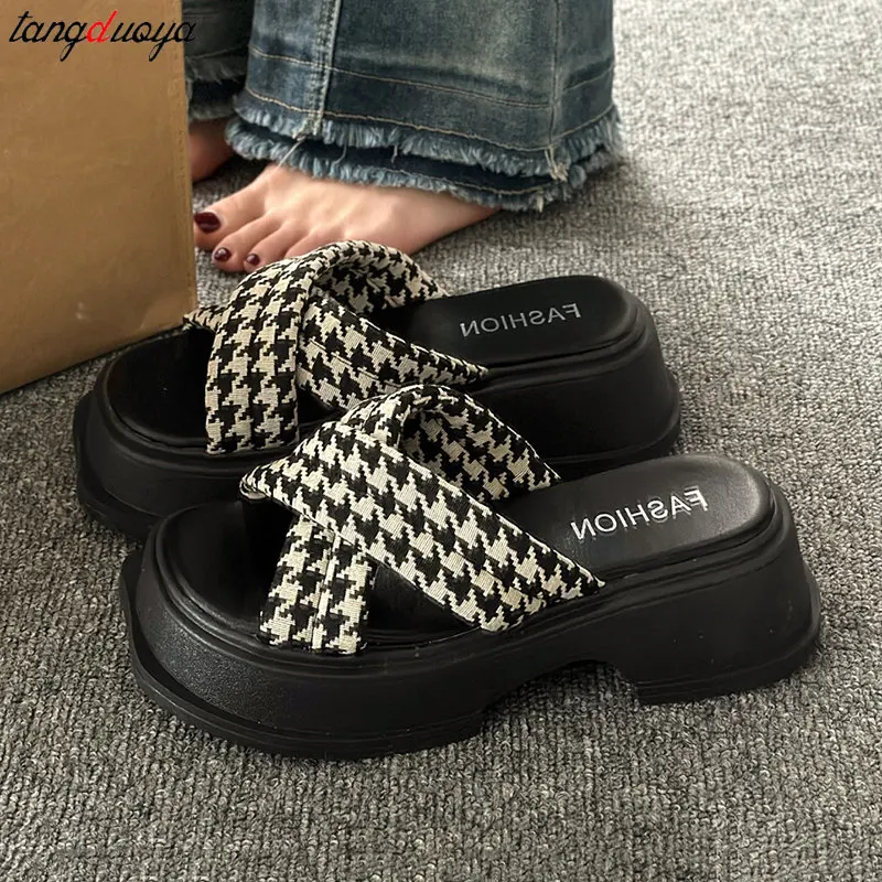 

Designer Fashion Women Casual Slippers Open-toed Outside Female Cross-tied Slipper Platform Soft-soled Women Beach Slides Sandal