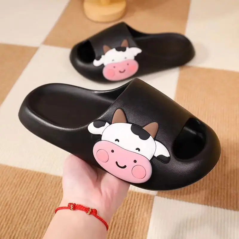 

Тапки женские летние на мягкой нескользящей подошве, домашние повседневные шлепанцы с мультяшным рисунком, тапки для ванной комнаты, уличн...