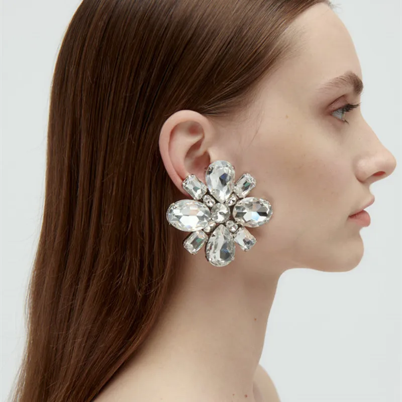 

2022earrings are made of diamond alloy, glass and flower earrings for women