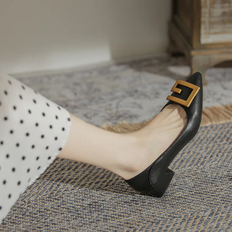 Кожаная женская обувь универсальная осенняя на низком каблуке с острым носком