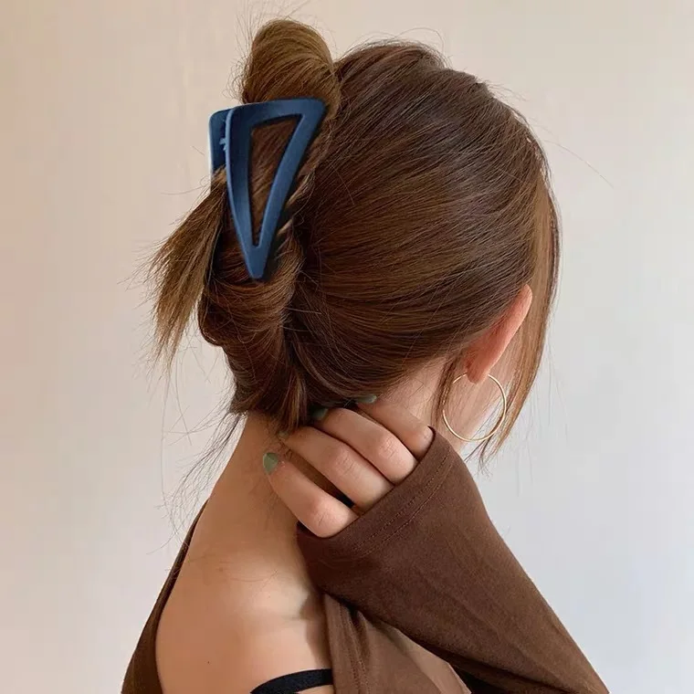 

2023 Triangle Claw Clip for Women Tough Blue Black Plastic Hair Claw Large Size Hair Clamps Claw Clip Crab for Hair Accessories