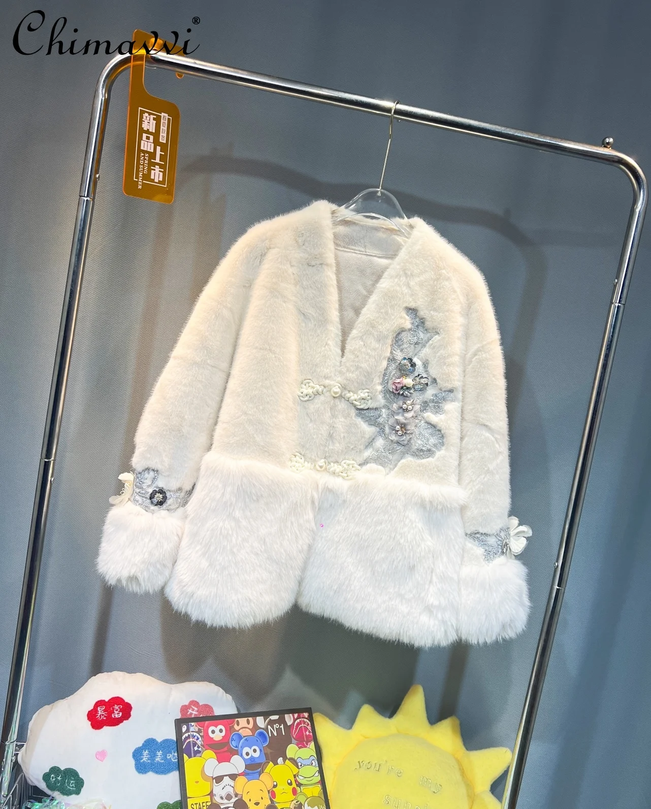 

Новинка Зима 2023, модное свободное теплое меховое пальто, женская Милая темпераментная куртка из меха норки с V-образным вырезом и вышивкой в национальном стиле