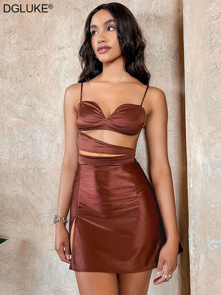 

Комплект из двух предметов женский атласный, пикантный укороченный топ с вырезами и мини-юбка, элегантный вечерний костюм, лето 2022