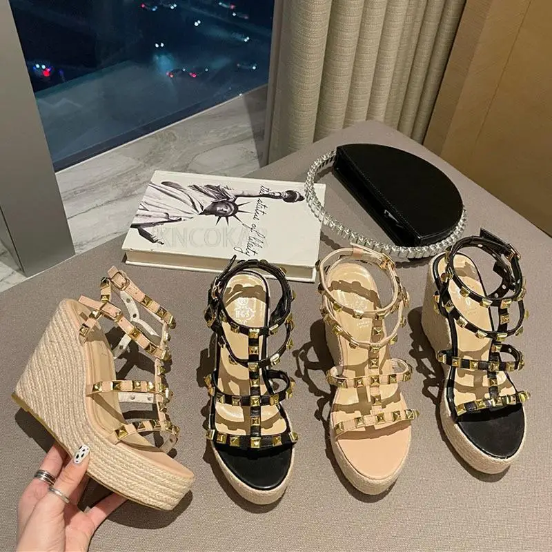 Женские универсальные сандалии на высоком каблуке Poe с заклепками женские