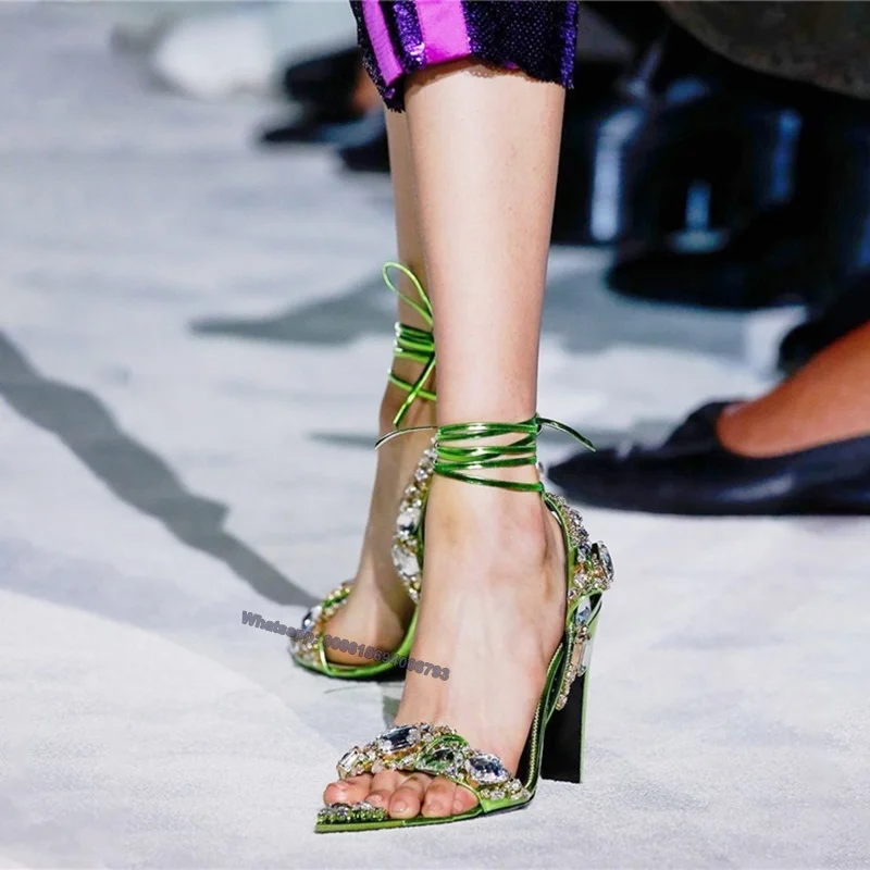 

Босоножки со стразами на шнуровке, блестящие сандалии зеленого и золотого цвета с ремешком на щиколотке, с острым носком, на высоком каблуке...