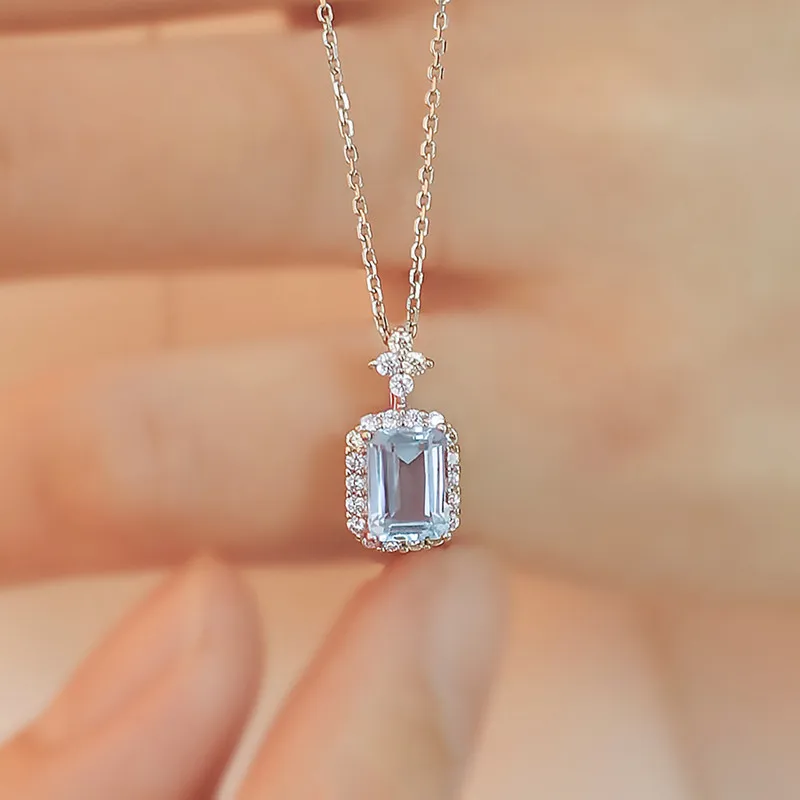 Изысканное женское ожерелье с голубым квадратным кристаллом
