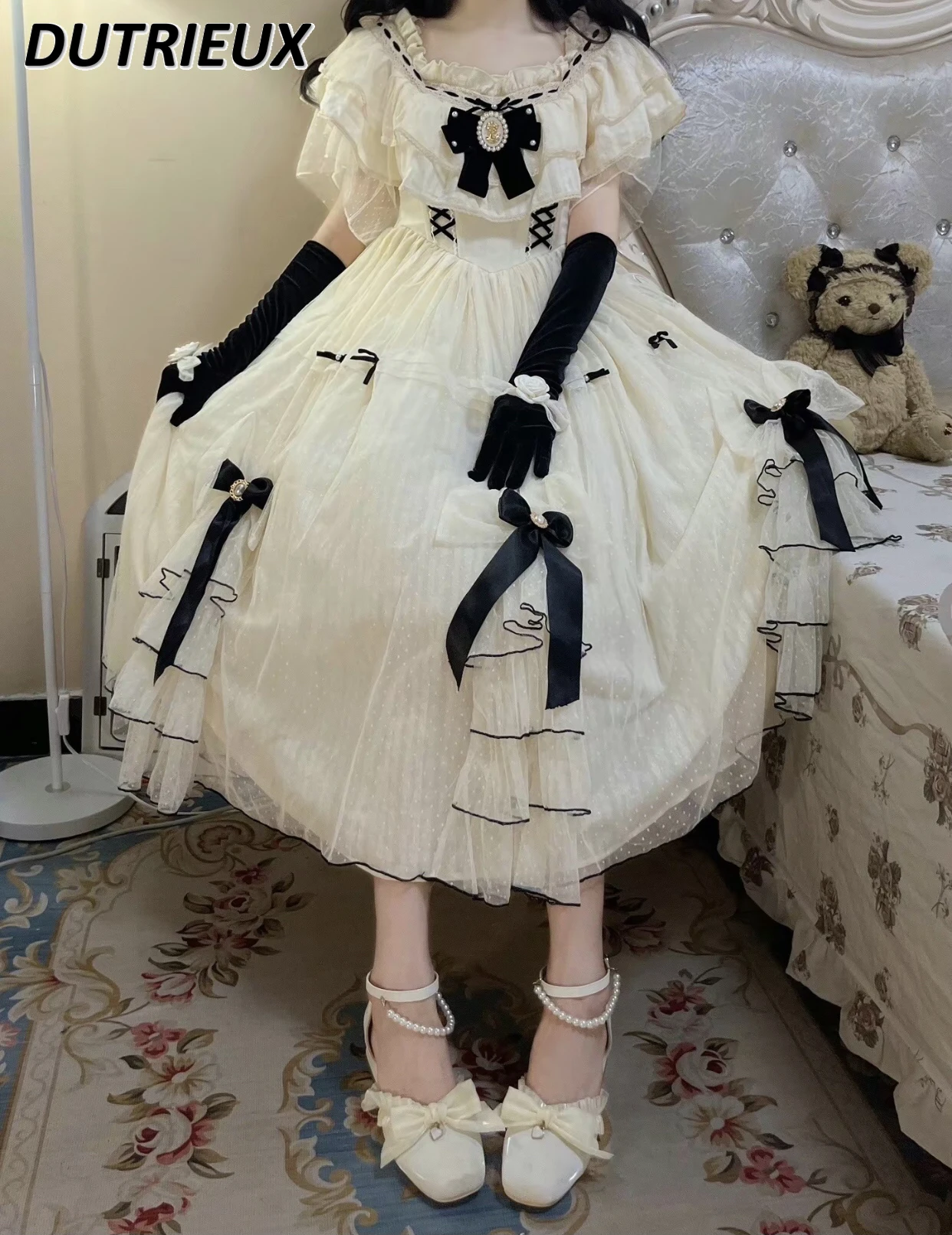 Милое элегантное великолепное платье универсального цвета с короткими рукавами