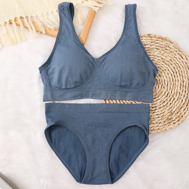 

Бюстгальтер без косточек, трусики с заниженной талией