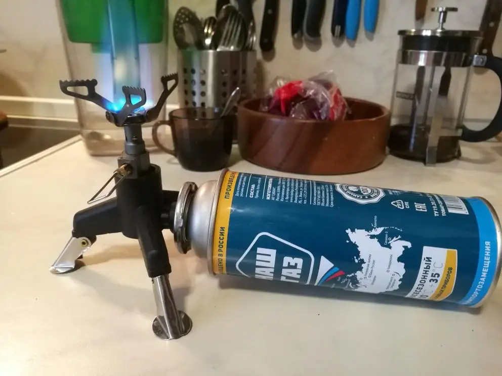 Портативная наружная газовая плита со стойкой-адаптером для кемпинга с тремя ножками и переходником для бутылок.