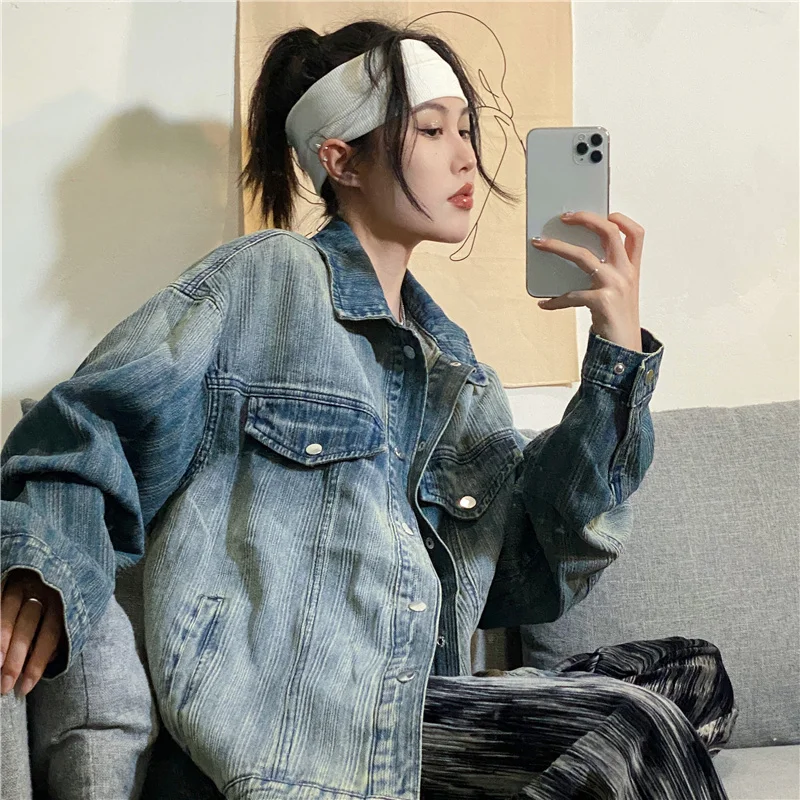 Женская джинсовая рубашка с отложным воротником в полоску