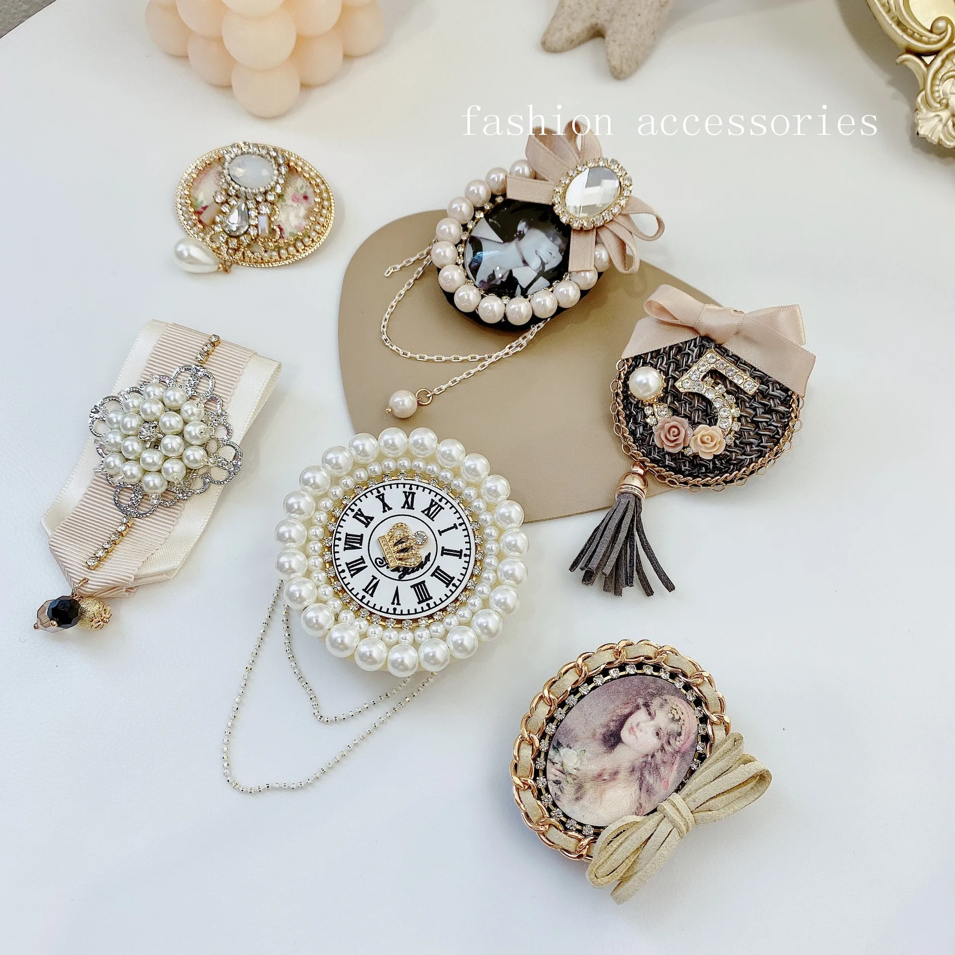 

New Fashion Fabric Bow Brooches for Women Pearl Crystal Tassel Lapel Pins Coat Sweater Corsage Vintage Jewelry Accessories