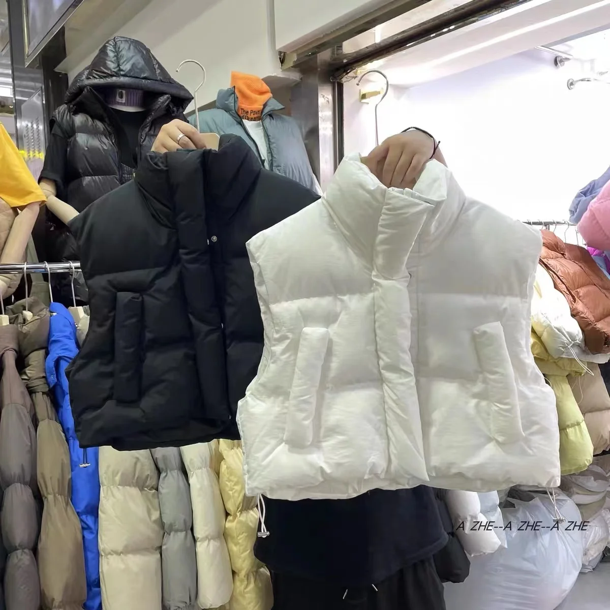 Женская короткая жилетка на молнии из хлопка без рукавов с подкладкой в