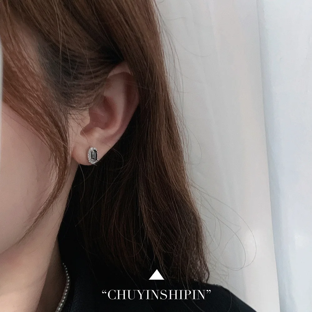 Женские серьги-гвоздики из серебра 925 пробы с черным Цирконом