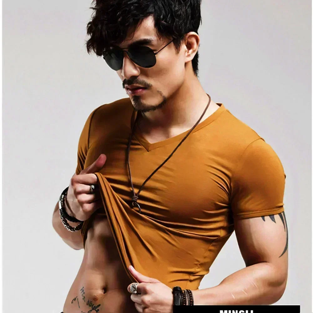 Мужская футболка с коротким рукавом круглым вырезом и V-образным