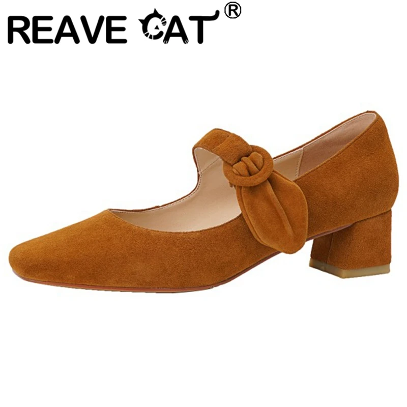 

Женские замшевые туфли-лодочки REAVE CAT, новые весенние туфли-лодочки с квадратным носком и ремешком-бантом в стиле ретро, черные, коричневые т...