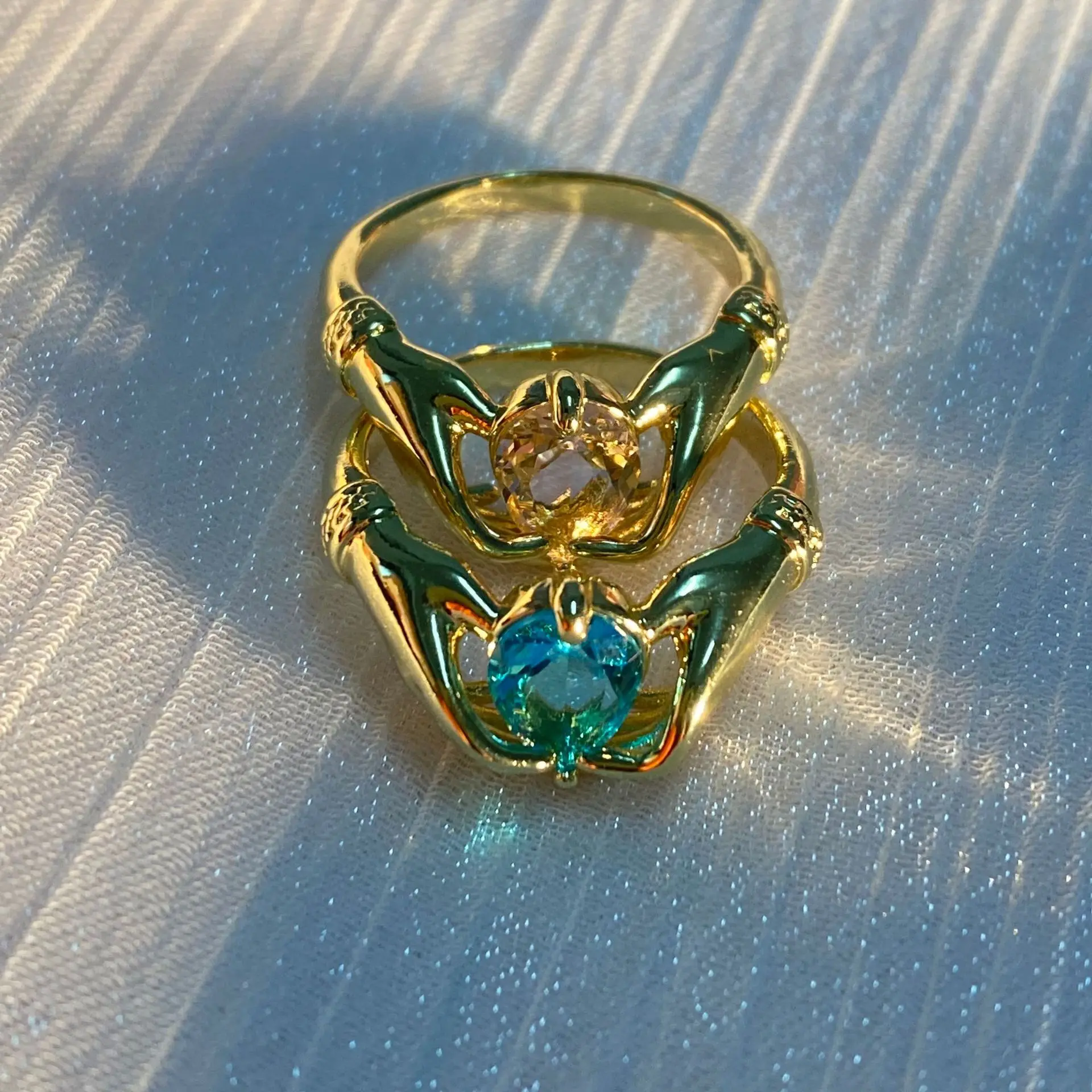 

Dainty Zircon Crystal Heart Rings for Women Girls Blue Pink Zircon Hand Hug Couple Rings Wedding Engagement Ring Jewelry Gifts