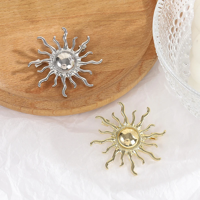 Брошь в форме солнца