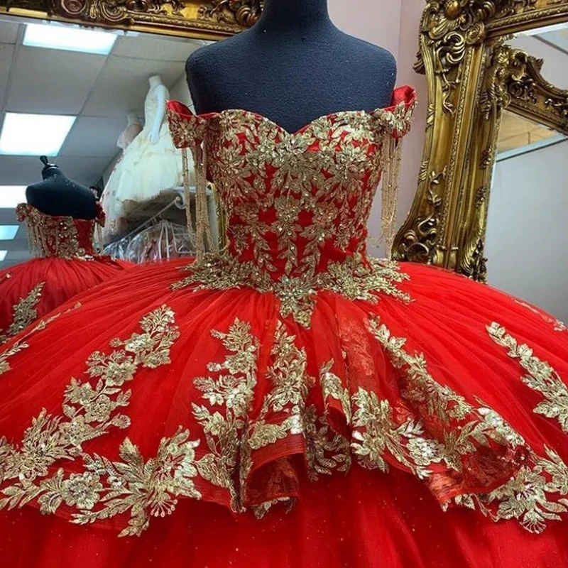 Женское платье на выпускной красное с V-образным вырезом и кружевной аппликацией