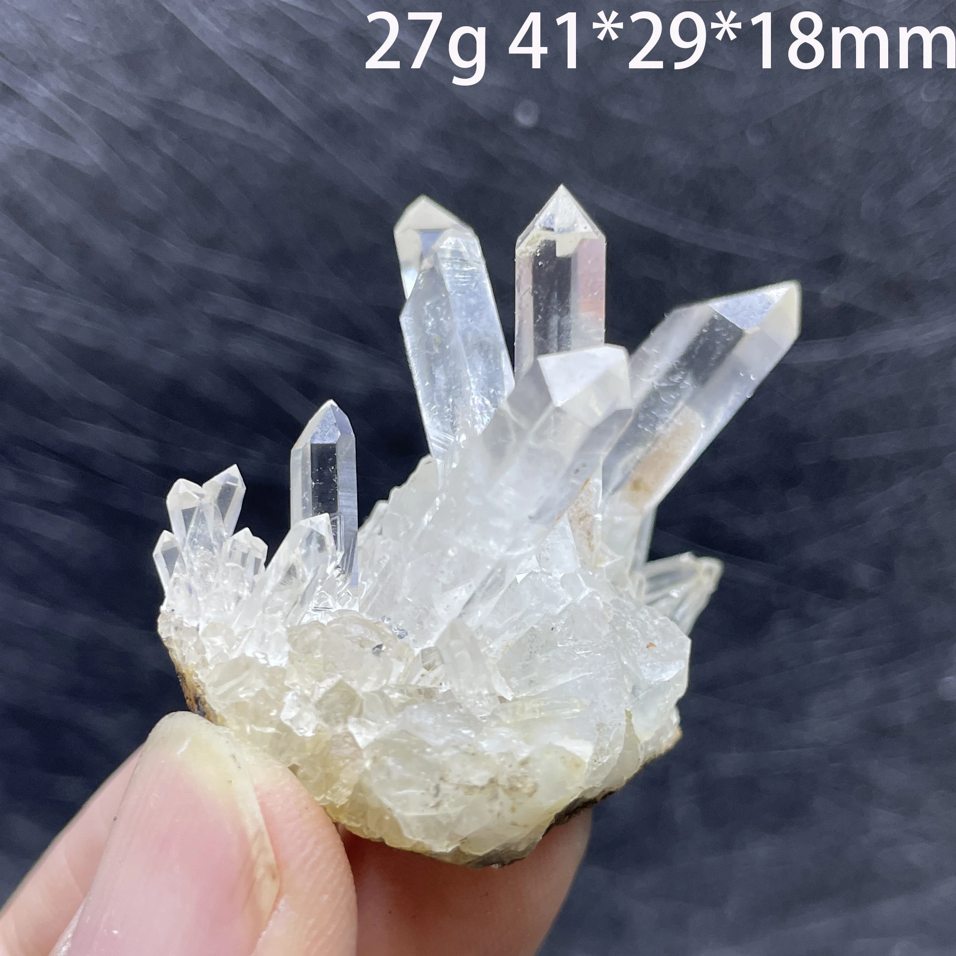 Белый хрустальный кластер из кварца