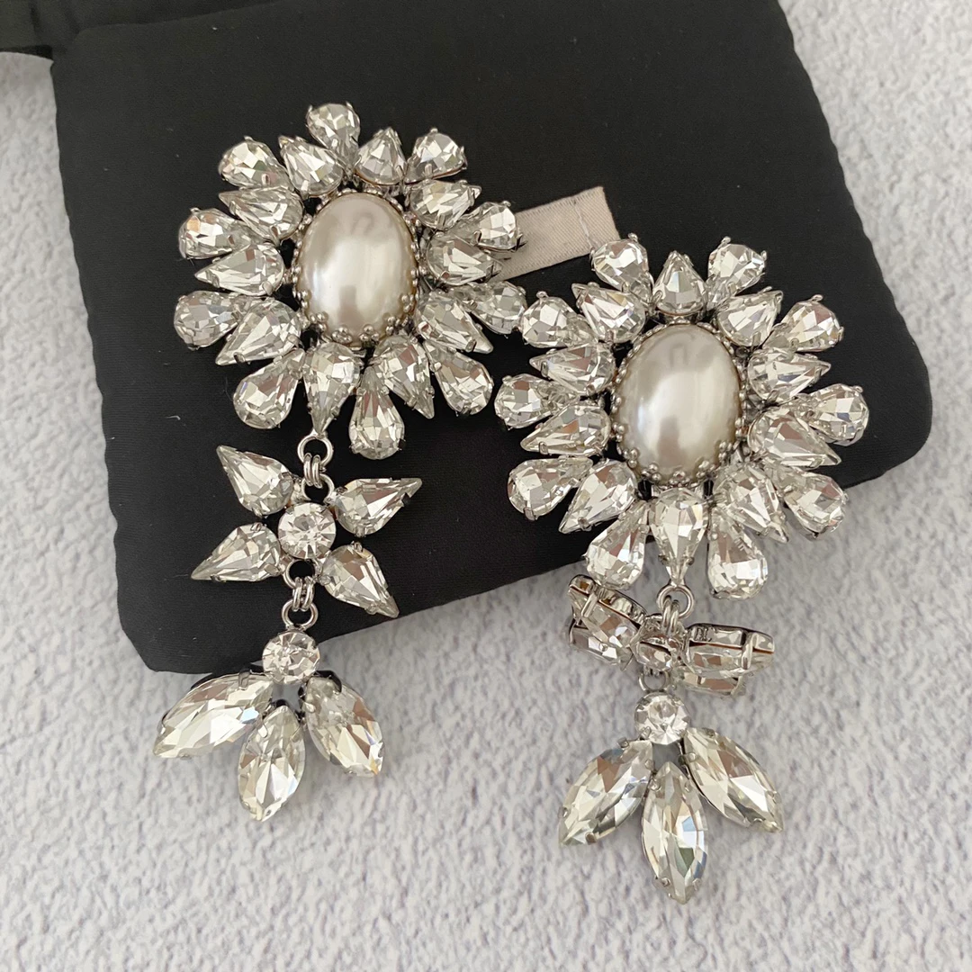 

Hot Luxury Jewelry Irregular Flower Crystal Pearls Earrings Big Ear Clip Women Famous Designer Brands Fashion Runway Trend