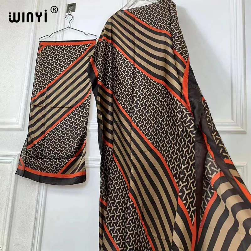 Платье-кафтан с круглым вырезом и коротким рукавом свободного покроя