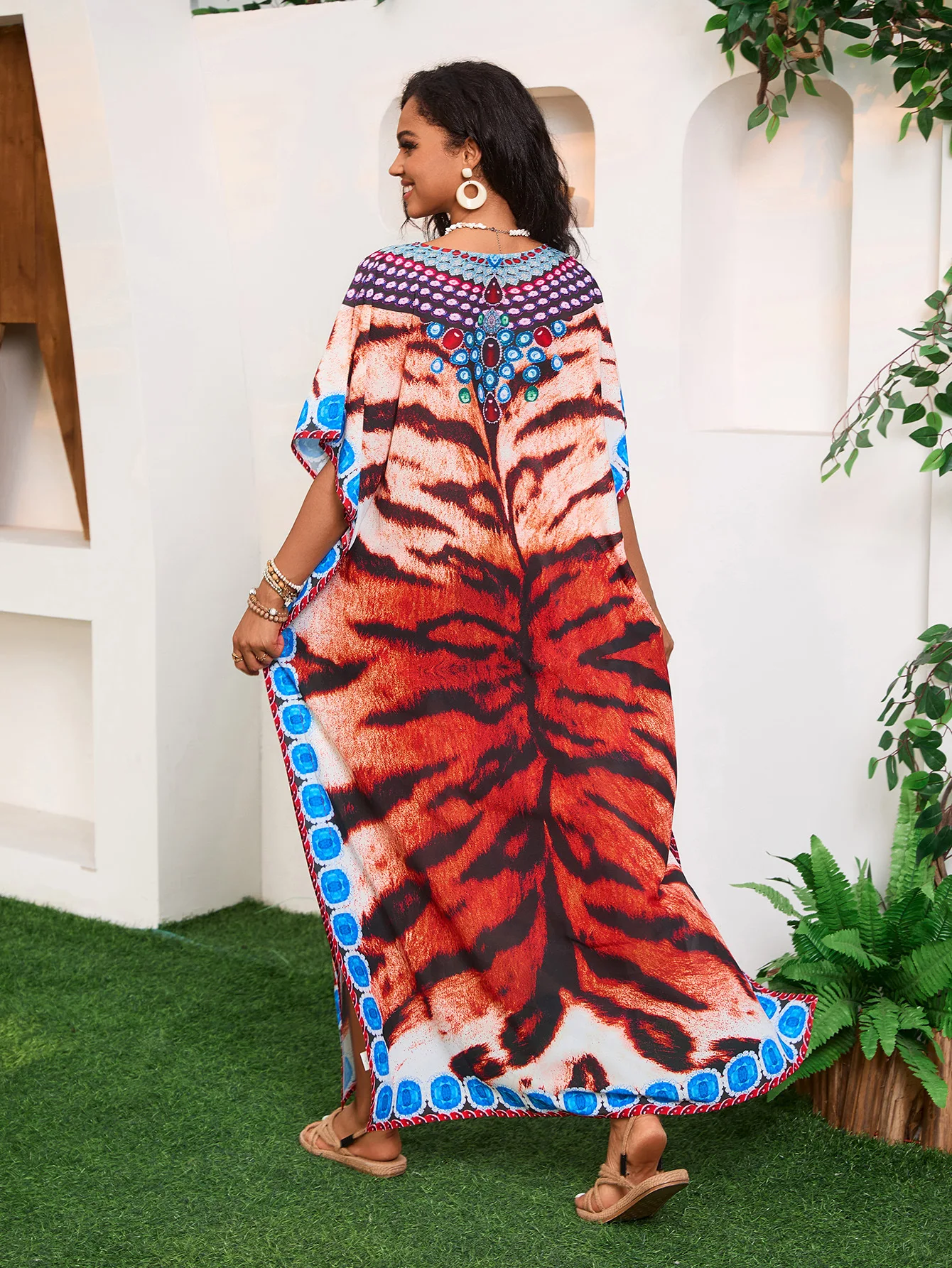 Женское платье-кафтан с леопардовым принтом