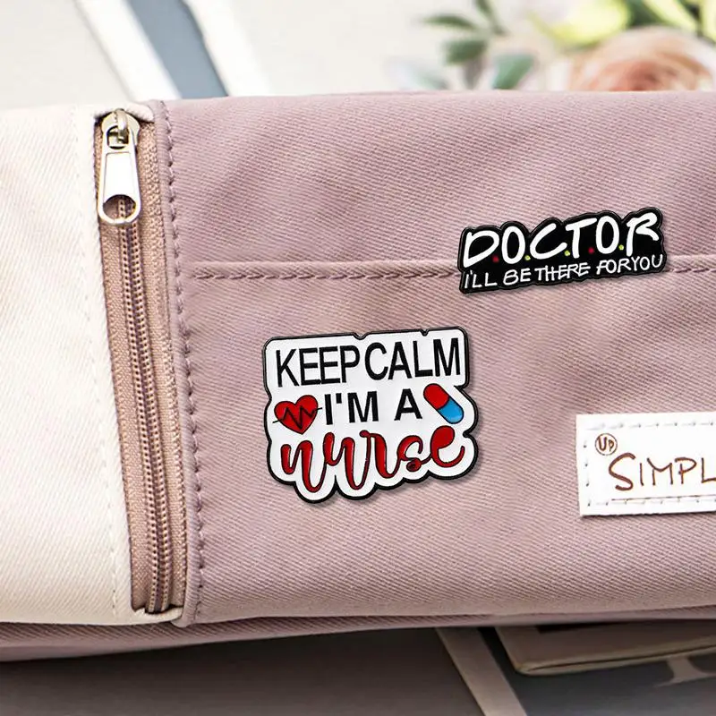 Эмалированная брошь в виде медсестры