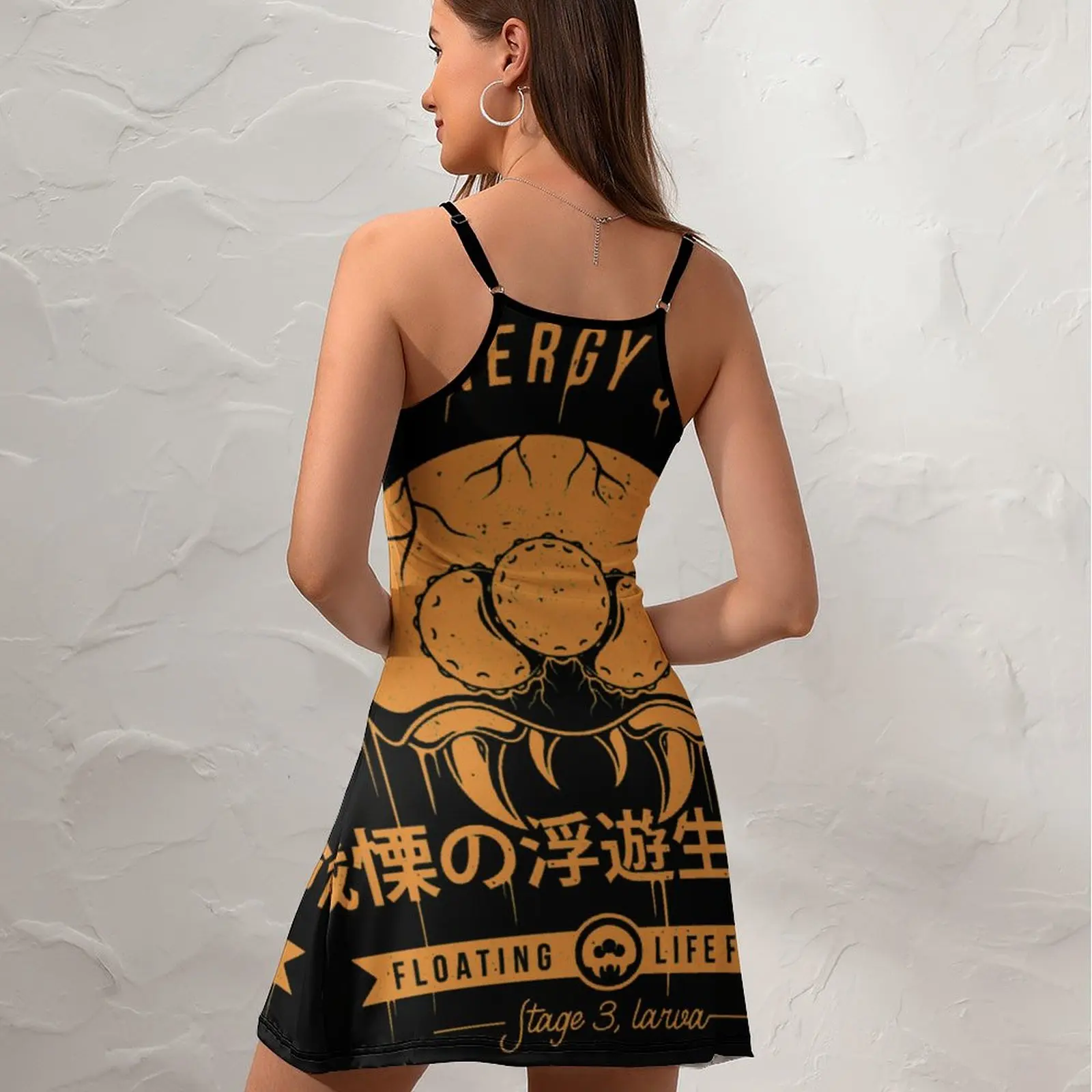 Женское платье на бретельках с принтом опасная личинка необычная экзотическая